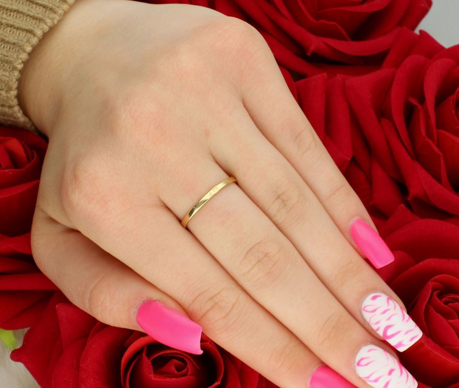 Złoty pierścionek damski DIA-PRS-7950-585 z trzema cyrkoniami. Próba 585, waga 1,95 g, rozmiar 16, ozdobny element 5x4 mm, szyna 1 mm. Subtelna i elegancka biżuteria.1.jpg