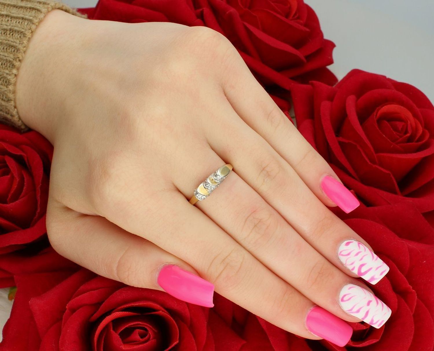 Złoty pierścionek damski próby 585 z trzema geometrycznymi elementami i cyrkoniami. Model DIA-PRS-7952-585, rozmiar 16, waga 2,60 g. Elegancka biżuteria w nowoczesnym stylu.1.jpg