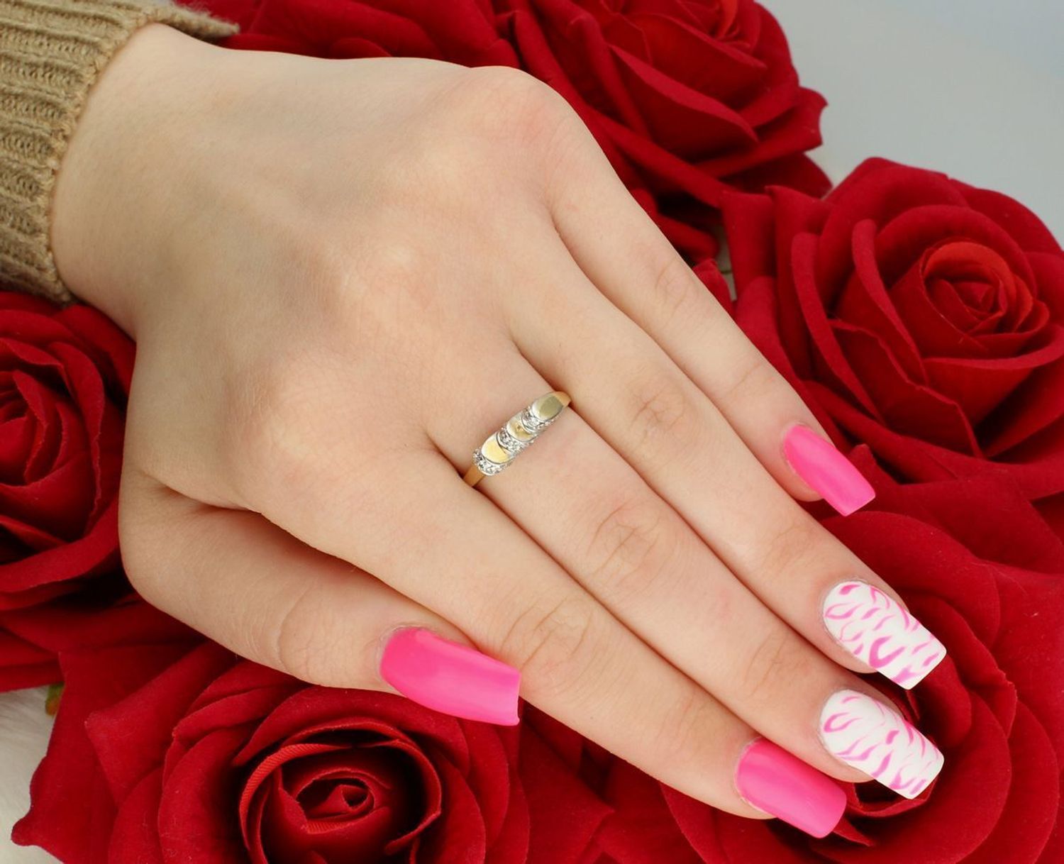 Złoty pierścionek damski próby 585 z trzema geometrycznymi elementami i cyrkoniami. Model DIA-PRS-7952-585, rozmiar 16, waga 2,60 g. Elegancka biżuteria w nowoczesnym stylu.1.jpg