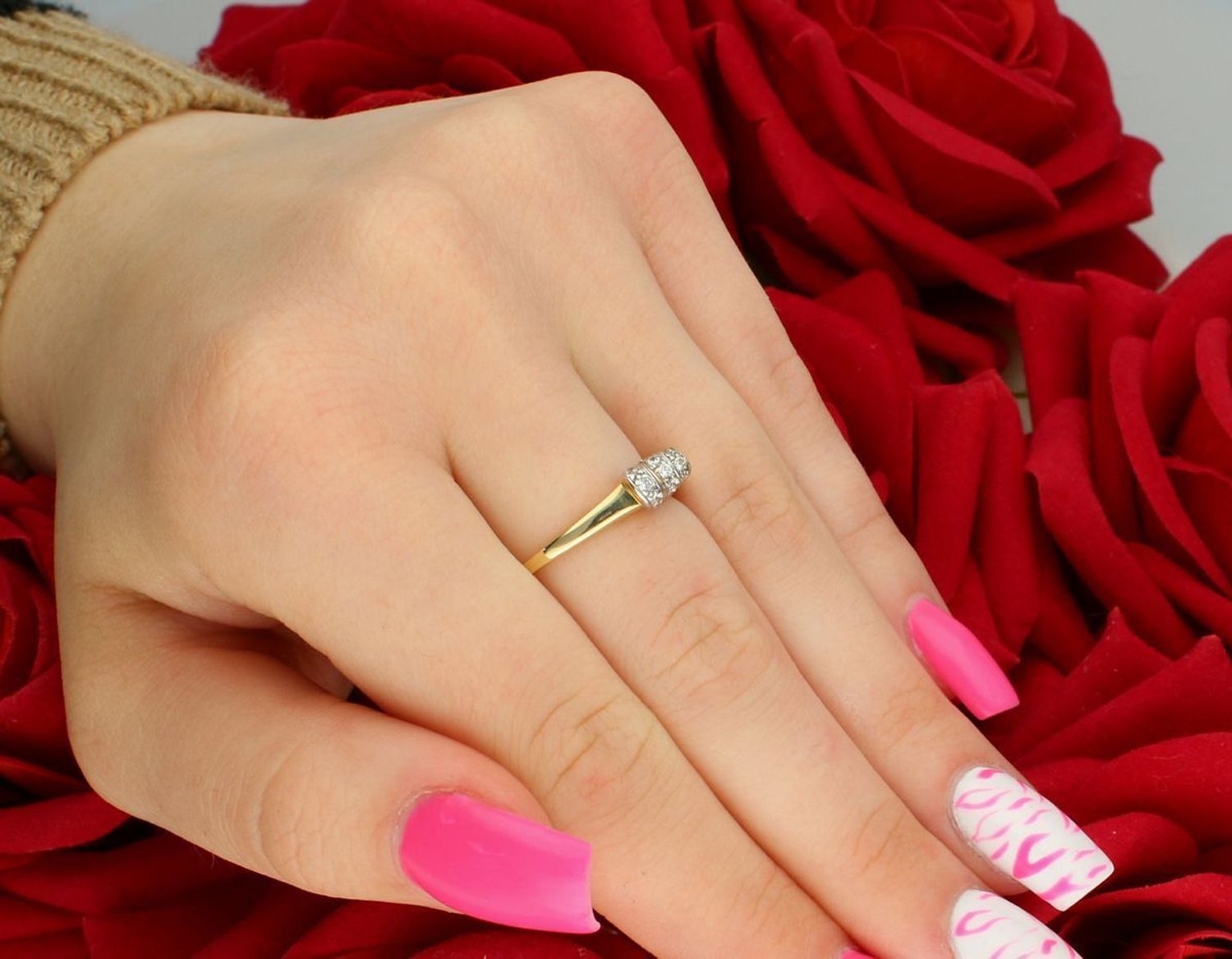 Złoty pierścionek damski próby 585 z trzema geometrycznymi elementami i cyrkoniami. Model DIA-PRS-7952-585, rozmiar 16, waga 2,60 g. Elegancka biżuteria w nowoczesnym stylu.1.jpg