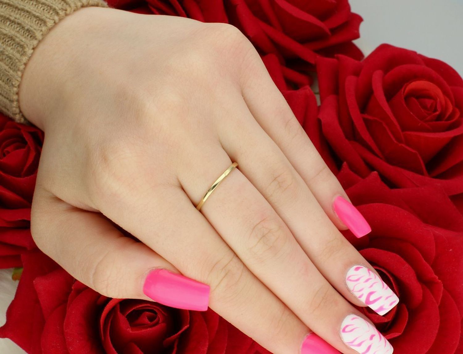 Złoty pierścionek damski próby 585 z trzema geometrycznymi elementami i cyrkoniami. Model DIA-PRS-7952-585, rozmiar 16, waga 2,60 g. Elegancka biżuteria w nowoczesnym stylu.1.jpg