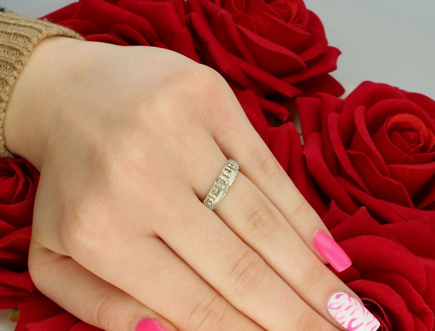 Pierścionek damski z białego i żółtego złota próby 585 DIA-PRS-7953-585, zdobiony greckim wzorem. Waga 2,07 g, szerokość 5 mm, rozmiar 16. Styl klasyczny i elegancki.1.jpg