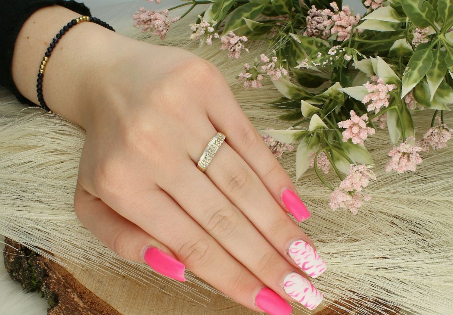 Pierścionek damski z białego i żółtego złota próby 585 DIA-PRS-7953-585, zdobiony greckim wzorem. Waga 2,07 g, szerokość 5 mm, rozmiar 16. Styl klasyczny i elegancki.1.jpg