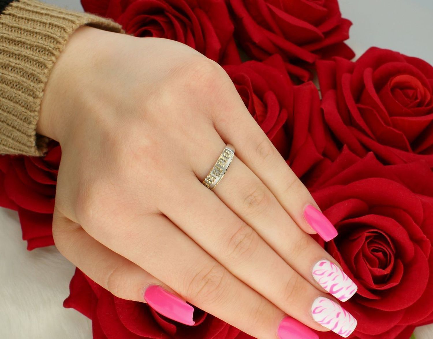 Pierścionek damski z białego i żółtego złota próby 585 DIA-PRS-7953-585, zdobiony greckim wzorem. Waga 2,07 g, szerokość 5 mm, rozmiar 16. Styl klasyczny i elegancki.1.jpg