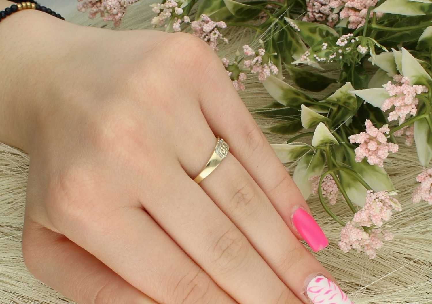 Pierścionek damski z białego i żółtego złota próby 585 DIA-PRS-7953-585, zdobiony greckim wzorem. Waga 2,07 g, szerokość 5 mm, rozmiar 16. Styl klasyczny i elegancki.1.jpg