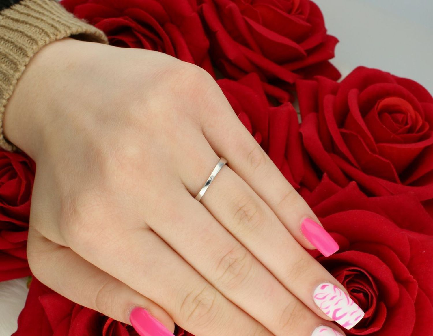 Pierścionek damski z białego i żółtego złota próby 585 DIA-PRS-7953-585, zdobiony greckim wzorem. Waga 2,07 g, szerokość 5 mm, rozmiar 16. Styl klasyczny i elegancki.1.jpg