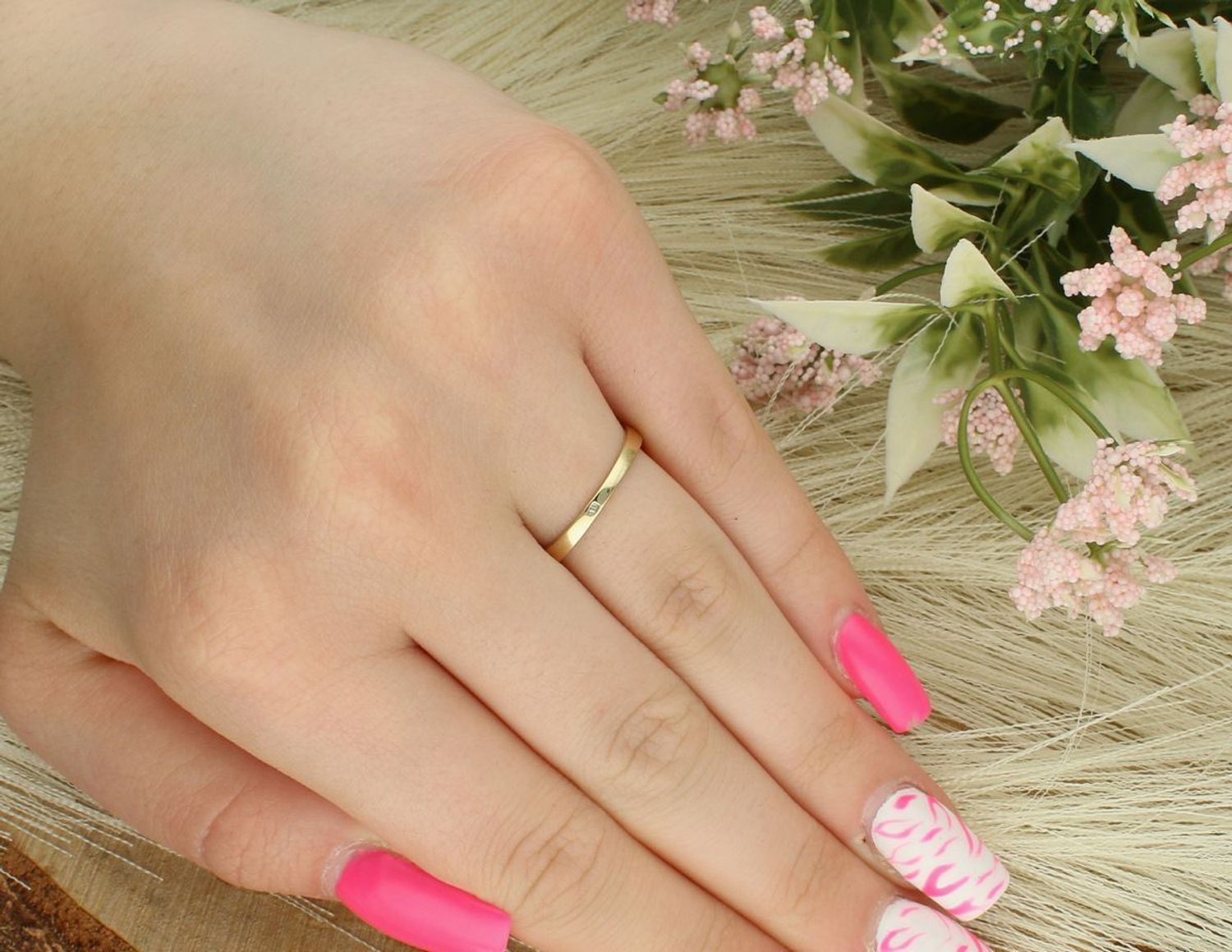 Pierścionek damski z białego i żółtego złota próby 585 DIA-PRS-7953-585, zdobiony greckim wzorem. Waga 2,07 g, szerokość 5 mm, rozmiar 16. Styl klasyczny i elegancki.1.jpg