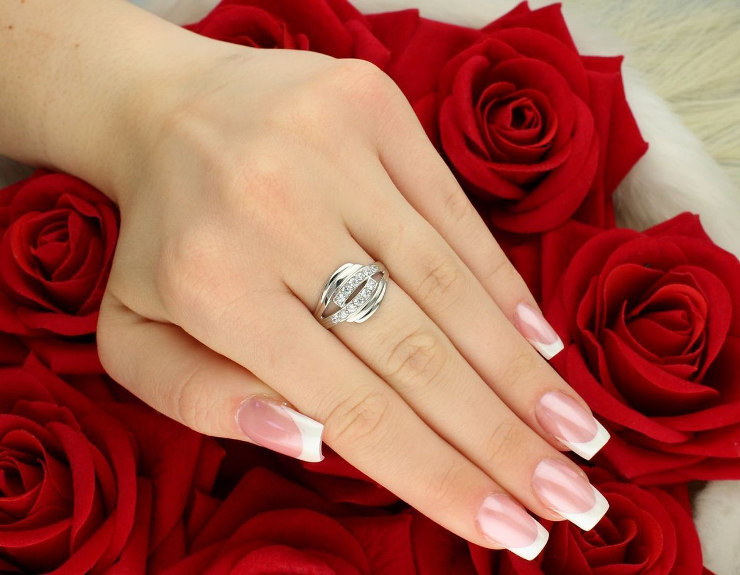 Stylowy pierścionek damski z białego złota próby 585, zdobiony cyrkoniami, waga 2,92 g, szerokość górnej części 1,3 cm, rozmiar 16.1.jpg