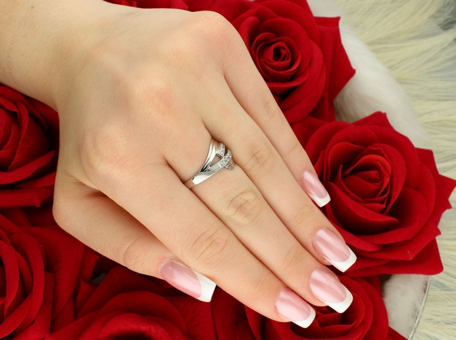 Stylowy pierścionek damski z białego złota próby 585, zdobiony cyrkoniami, waga 2,92 g, szerokość górnej części 1,3 cm, rozmiar 16.1.jpg