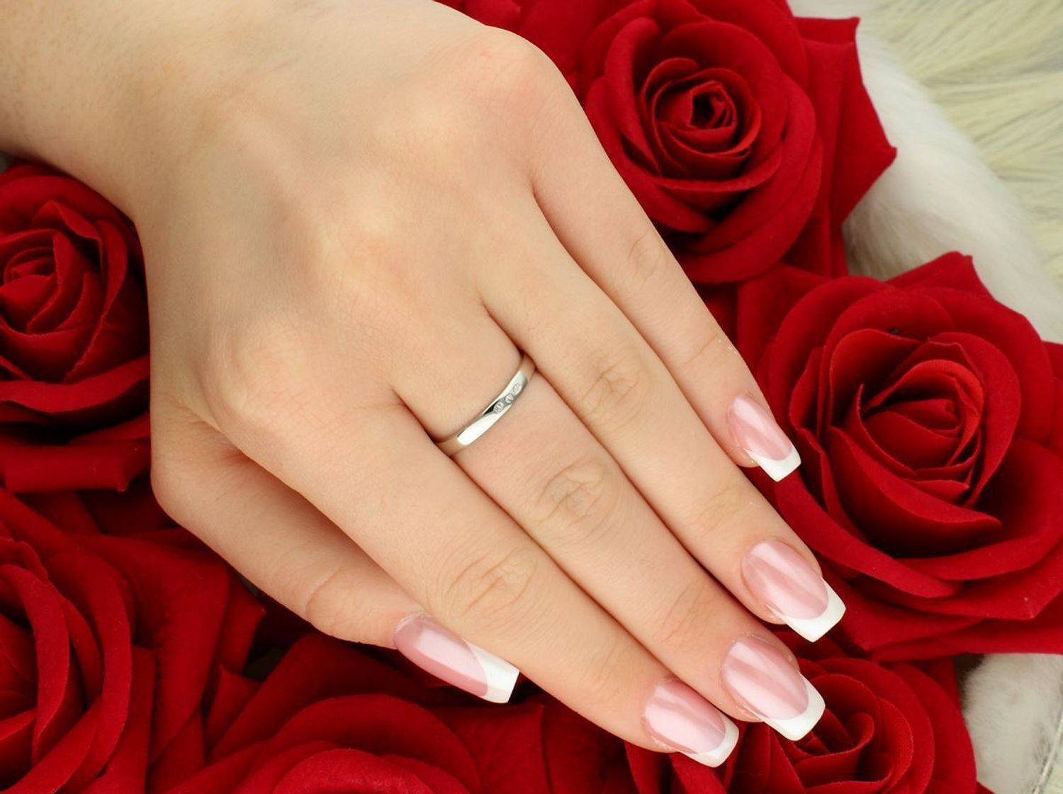 Stylowy pierścionek damski z białego złota próby 585, zdobiony cyrkoniami, waga 2,92 g, szerokość górnej części 1,3 cm, rozmiar 16.1.jpg