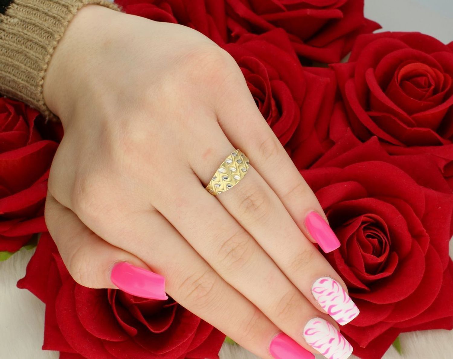 Pierścionek damski DIA-PRS-7955-585 ze złota próby 585 zdobiony wzorem z elementami białego złota. Szerokość góry 9 mm, szyny 2 mm, waga 1,45 g.1.jpg