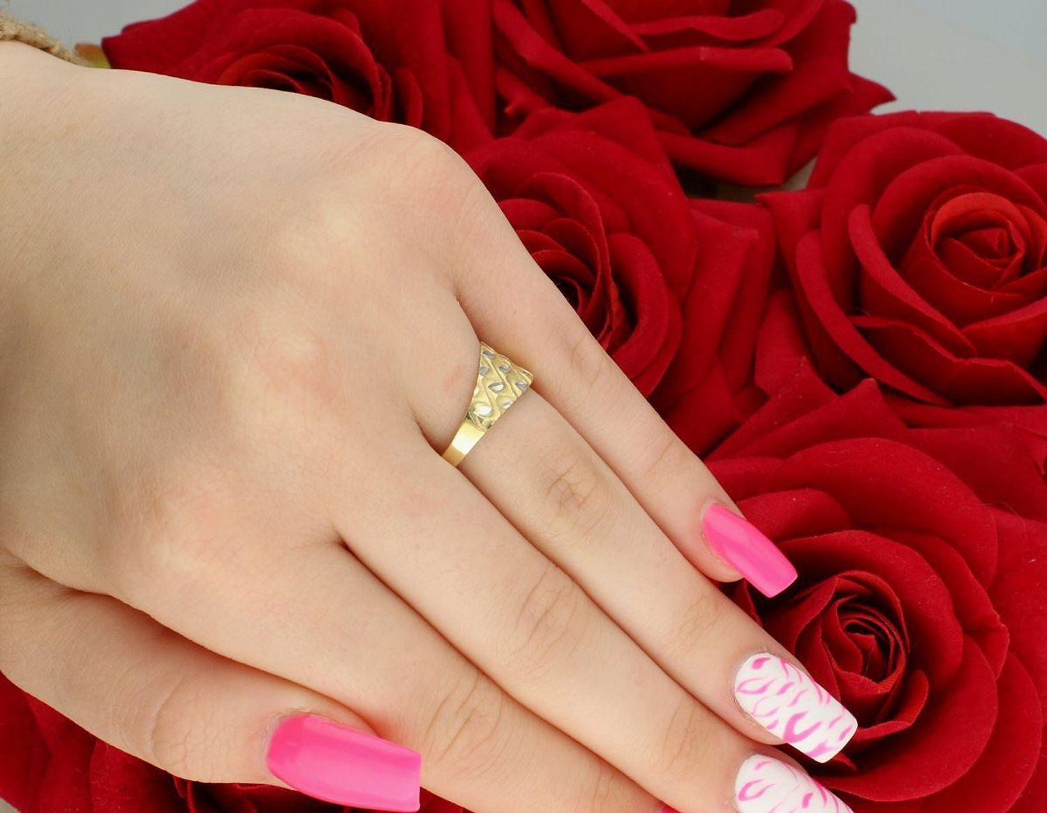 Pierścionek damski DIA-PRS-7955-585 ze złota próby 585 zdobiony wzorem z elementami białego złota. Szerokość góry 9 mm, szyny 2 mm, waga 1,45 g.1.jpg