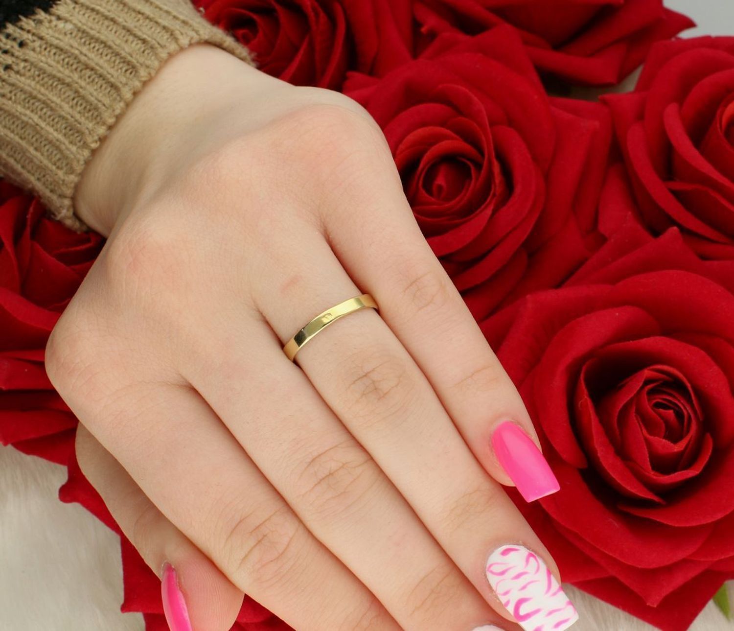 Pierścionek damski DIA-PRS-7955-585 ze złota próby 585 zdobiony wzorem z elementami białego złota. Szerokość góry 9 mm, szyny 2 mm, waga 1,45 g.1.jpg