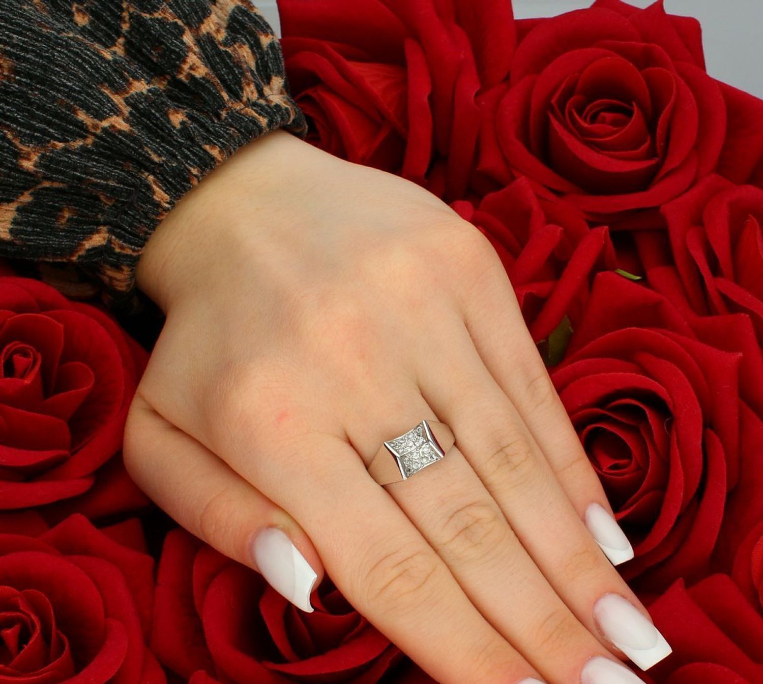 Złoty pierścionek białe złoto ozdobiony cyrkonią próba 585 rozmiar 16, DIA-PRS-7956-585. Elegancki pierścionek wykonany z białego złota o próbie 585, ozdobiony błyszczącą cyrkonią, która 1.jpg