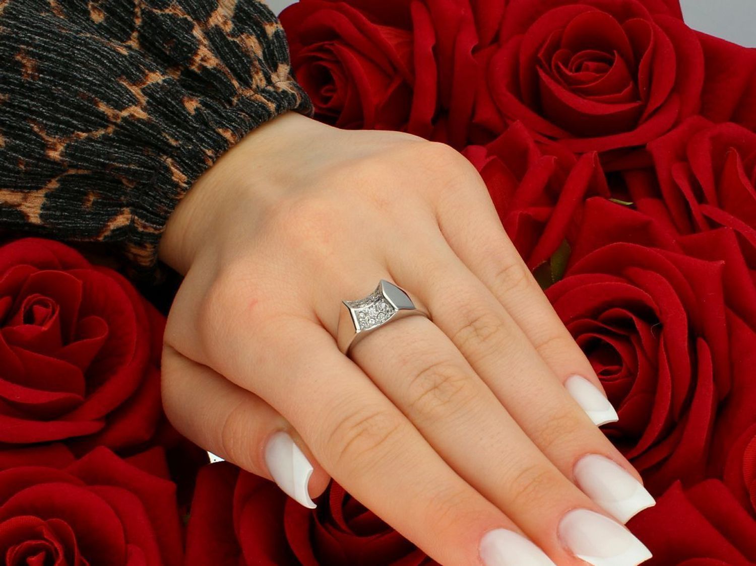 Złoty pierścionek białe złoto ozdobiony cyrkonią próba 585 rozmiar 16, DIA-PRS-7956-585. Elegancki pierścionek wykonany z białego złota o próbie 585, ozdobiony błyszczącą cyrkonią, która 1.jpg