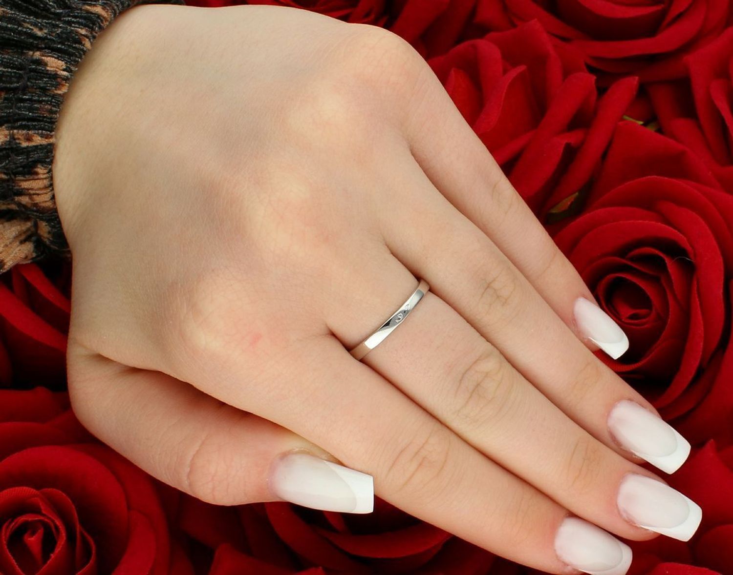 Złoty pierścionek białe złoto ozdobiony cyrkonią próba 585 rozmiar 16, DIA-PRS-7956-585. Elegancki pierścionek wykonany z białego złota o próbie 585, ozdobiony błyszczącą cyrkonią, która 1.jpg