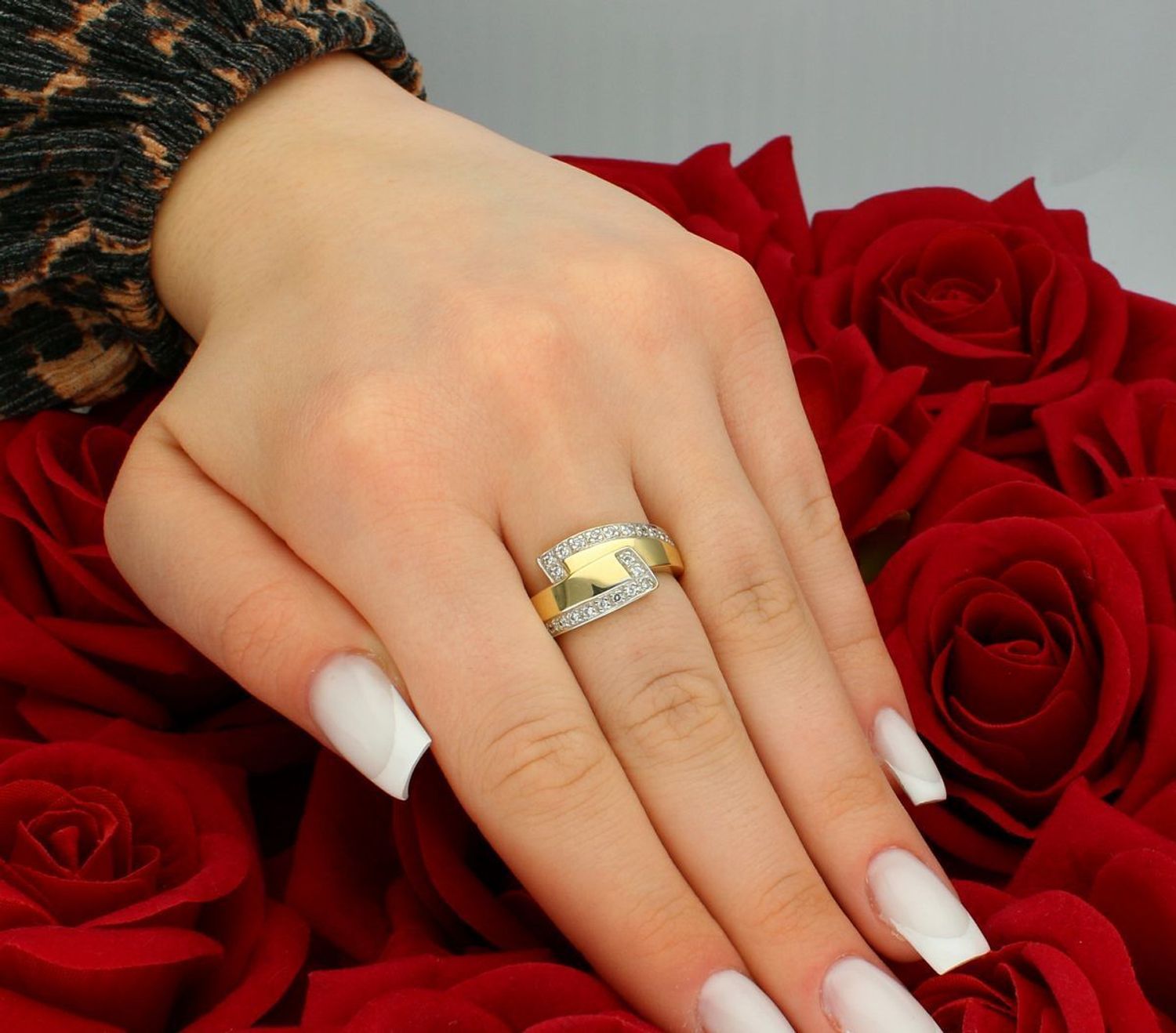 Złoty pierścionek nowoczesny z cyrkonią próba 585 rozmiar 16, DIA-PRS-7957-585. Elegancki i stylowy pierścionek wykonany z wysokiej jakości złota próby 585. 💍 Nowoczesny złoty pierścionek 1.jpg