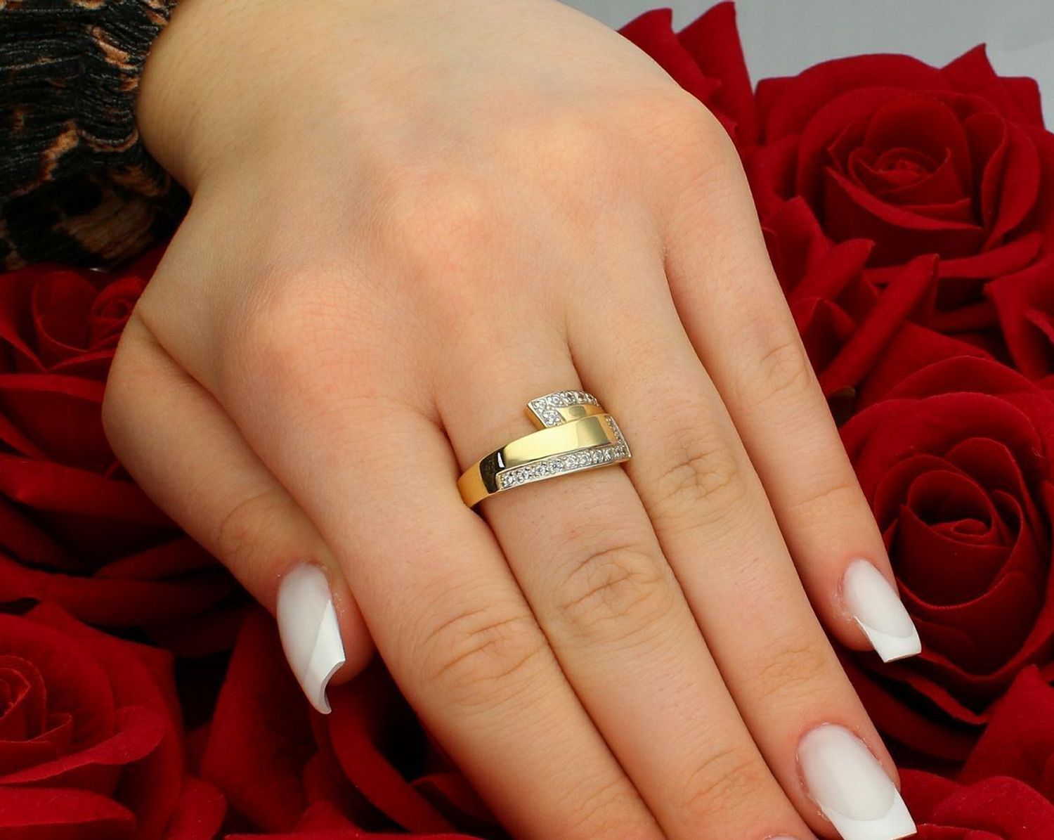 Złoty pierścionek nowoczesny z cyrkonią próba 585 rozmiar 16, DIA-PRS-7957-585. Elegancki i stylowy pierścionek wykonany z wysokiej jakości złota próby 585. 💍 Nowoczesny złoty pierścionek 1.jpg