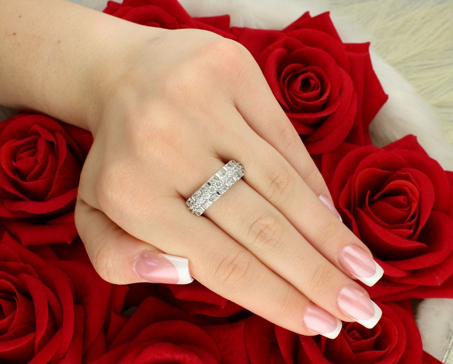 Złoty pierścionek damski DIA-PRS-7958-585 z białego złota próby 585, zdobiony cyrkoniami. Waga 4,99 g, rozmiar 16. Klasyka i elegancja w nowoczesnym wydaniu.1.jpg