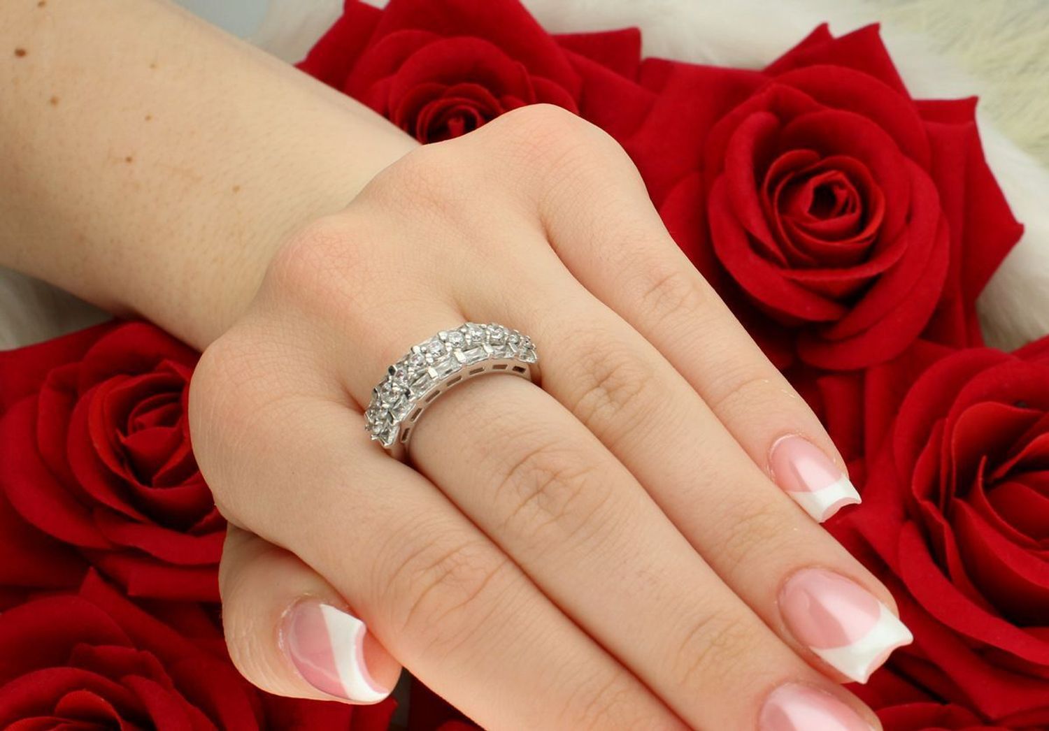 Złoty pierścionek damski DIA-PRS-7958-585 z białego złota próby 585, zdobiony cyrkoniami. Waga 4,99 g, rozmiar 16. Klasyka i elegancja w nowoczesnym wydaniu.1.jpg