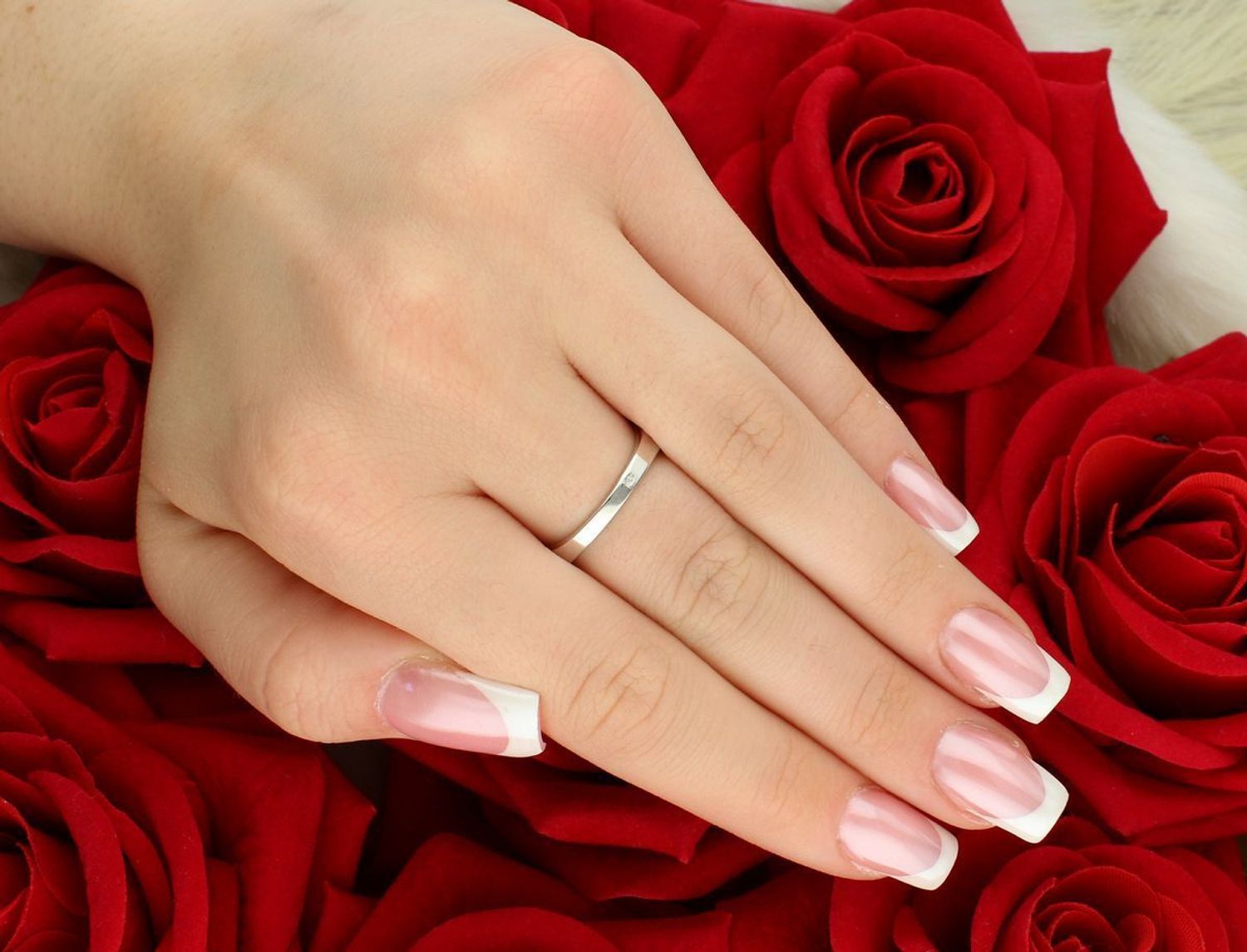 Złoty pierścionek damski DIA-PRS-7958-585 z białego złota próby 585, zdobiony cyrkoniami. Waga 4,99 g, rozmiar 16. Klasyka i elegancja w nowoczesnym wydaniu.1.jpg