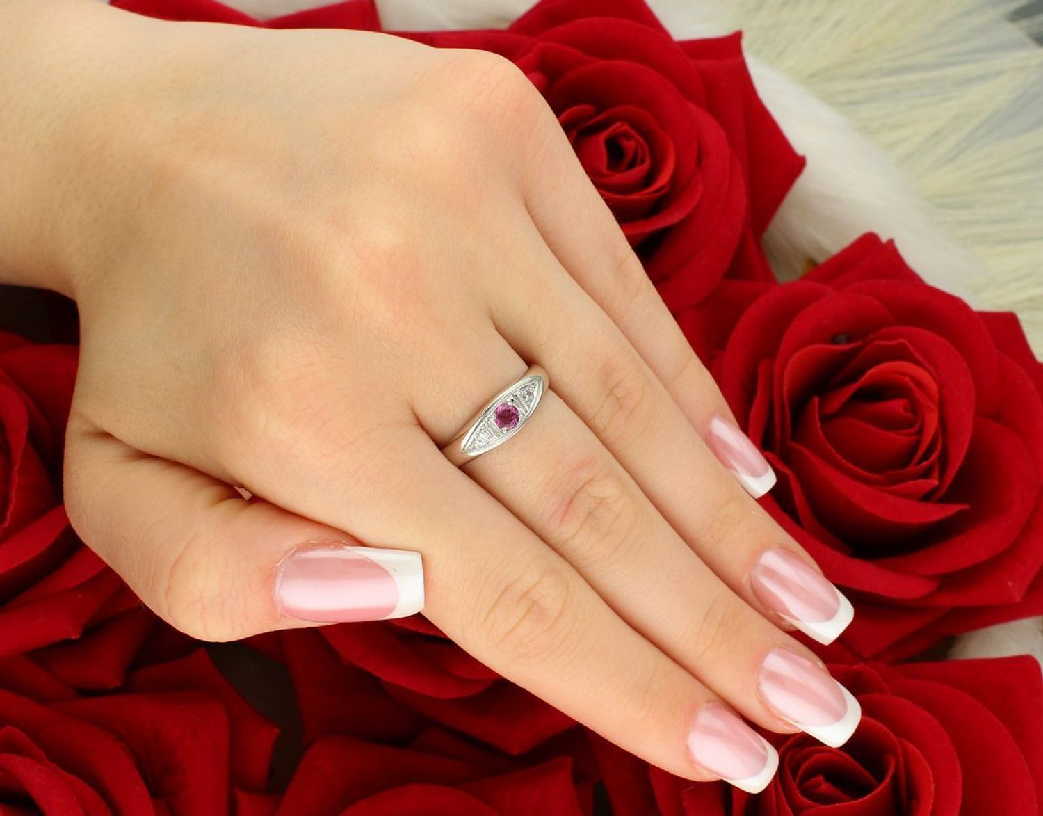 Pierścionek z białego złota próby 585 DIA-PRS-7959-585 z różową cyrkonią. Rozmiar 16, waga 3,77 g, szerokość 6 mm. Subtelna elegancja – idealny na prezent. Gwarancja i opakowanie gratis.1.jpg