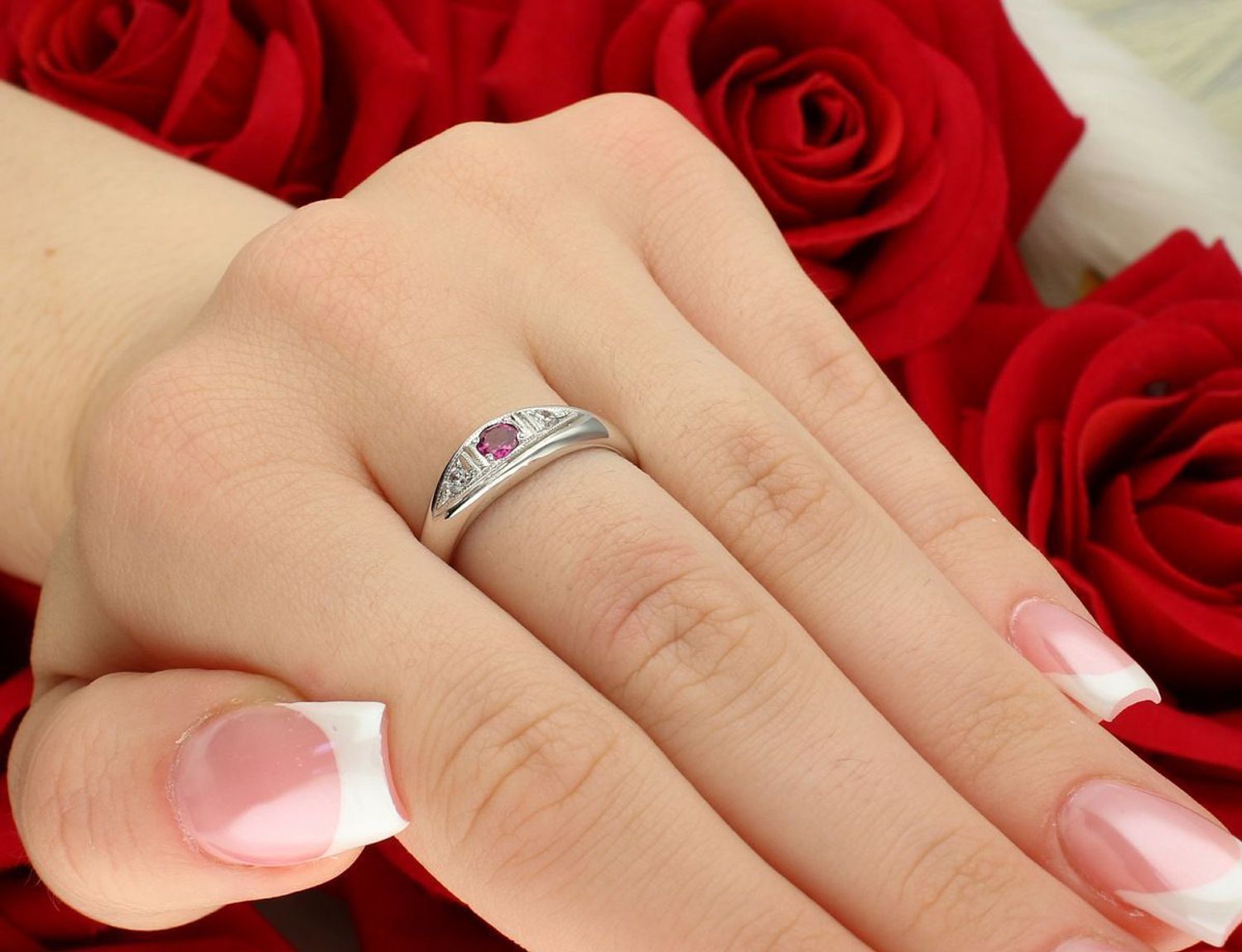 Pierścionek z białego złota próby 585 DIA-PRS-7959-585 z różową cyrkonią. Rozmiar 16, waga 3,77 g, szerokość 6 mm. Subtelna elegancja – idealny na prezent. Gwarancja i opakowanie gratis.1.jpg