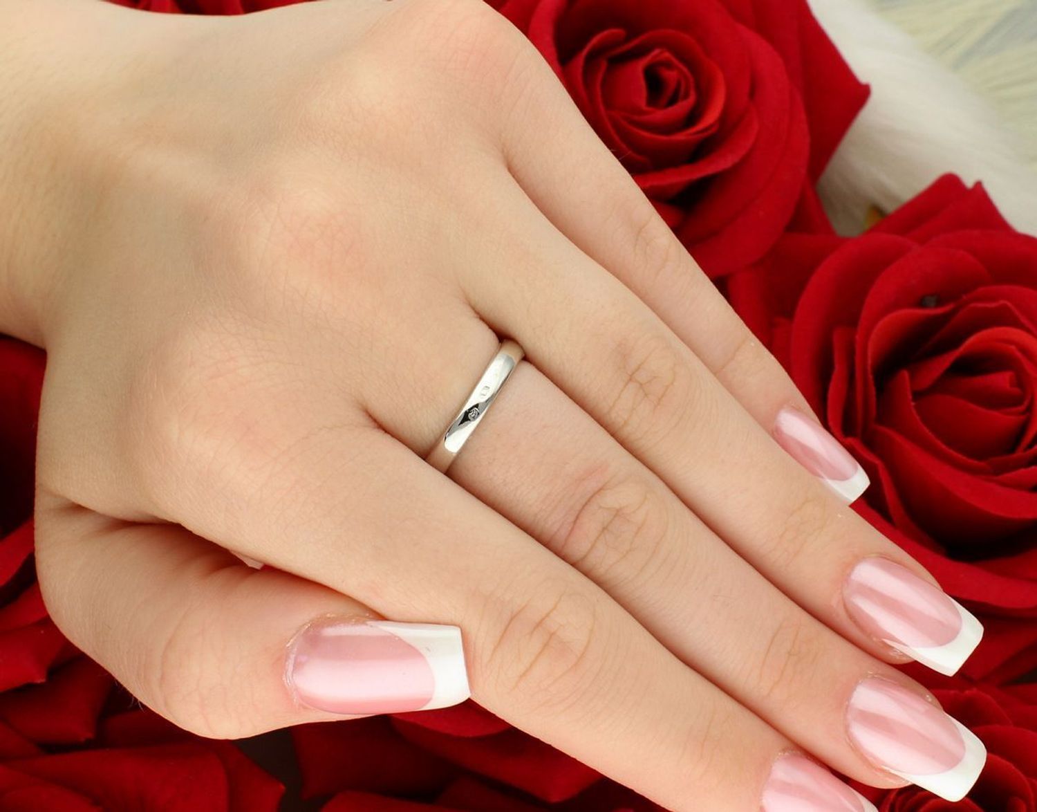 Pierścionek z białego złota próby 585 DIA-PRS-7959-585 z różową cyrkonią. Rozmiar 16, waga 3,77 g, szerokość 6 mm. Subtelna elegancja – idealny na prezent. Gwarancja i opakowanie gratis.1.jpg