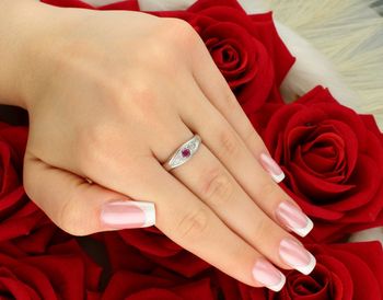 Pierścionek z białego złota próby 585 DIA-PRS-7959-585 z różową cyrkonią. Rozmiar 16, waga 3,77 g, szerokość 6 mm. Subtelna elegancja – idealny na prezent. Gwarancja i opakowanie gratis.2.jpg