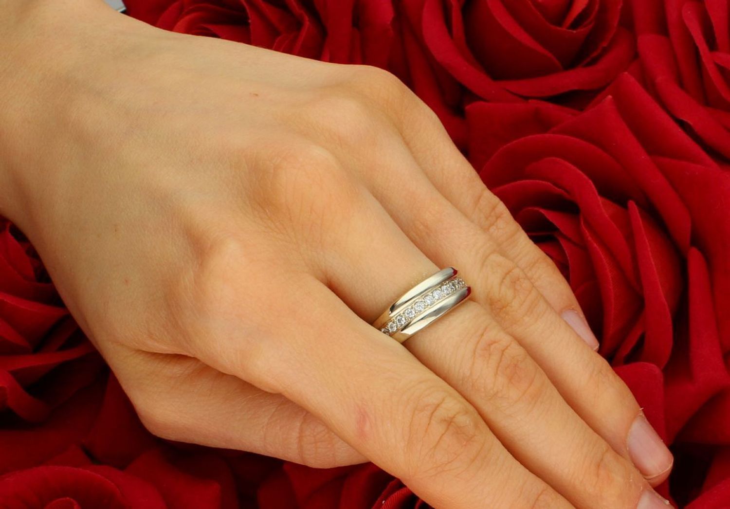 Pierścionek białe złoto 585 z cyrkoniami DIA-PRS-7962-585 Przepiękny pierścionek z białego złota, który został ozdobiony błyszczącymi cyrkoniami. 1.jpg