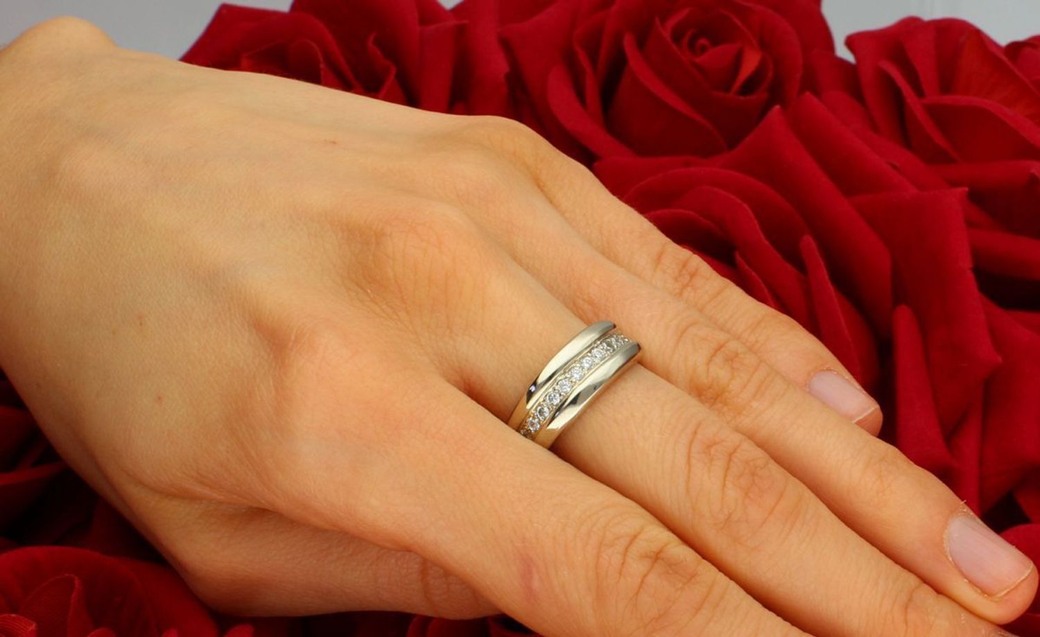 Pierścionek białe złoto 585 z cyrkoniami DIA-PRS-7962-585 Przepiękny pierścionek z białego złota, który został ozdobiony błyszczącymi cyrkoniami. 1.jpg