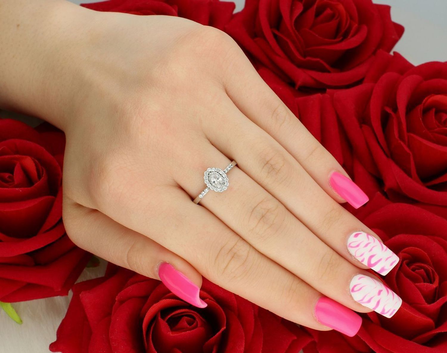 Pierścionek damski z białego złota próby 585, zdobiony cyrkoniami 7x9 mm. Rozmiar 16, waga 1,94 g. Elegancki i komfortowy dodatek na każdą okazję.1.jpg