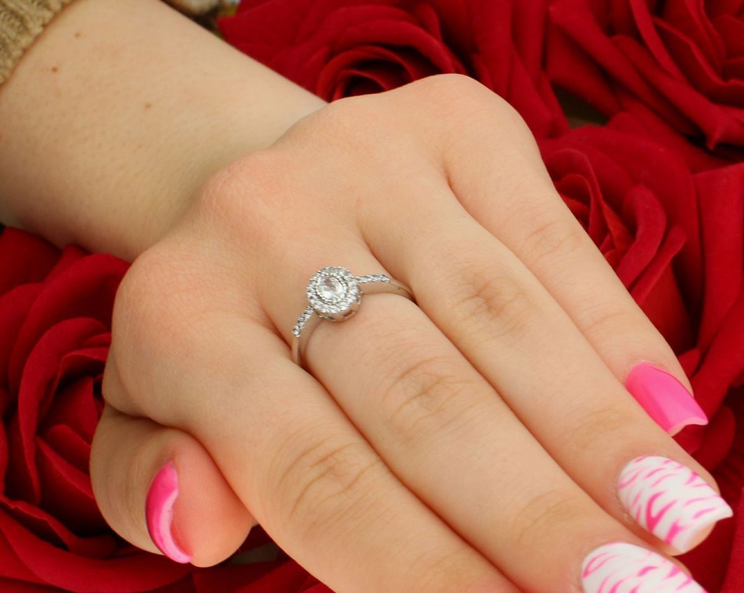 Pierścionek damski z białego złota próby 585, zdobiony cyrkoniami 7x9 mm. Rozmiar 16, waga 1,94 g. Elegancki i komfortowy dodatek na każdą okazję.1.jpg