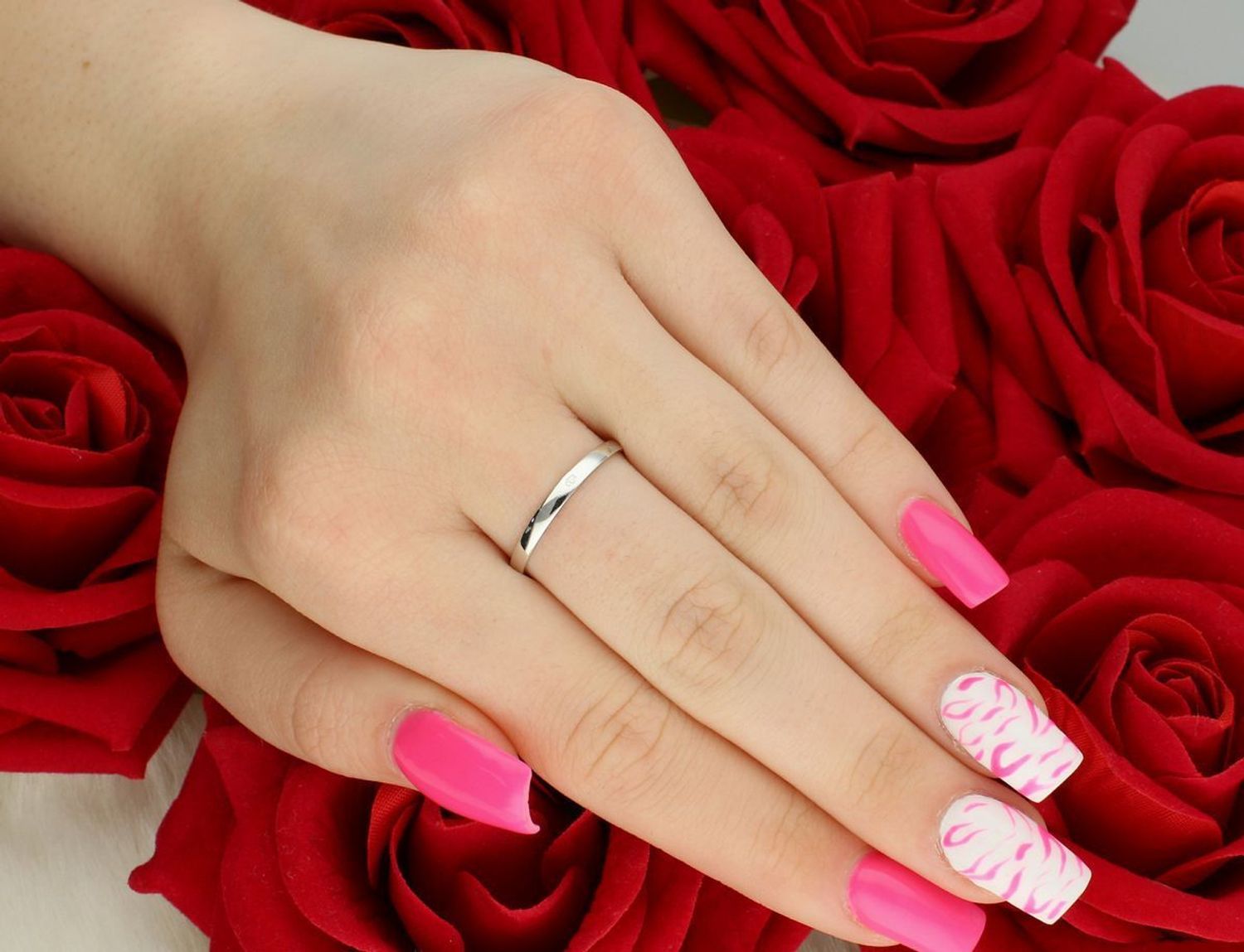 Pierścionek damski z białego złota próby 585, zdobiony cyrkoniami 7x9 mm. Rozmiar 16, waga 1,94 g. Elegancki i komfortowy dodatek na każdą okazję.1.jpg