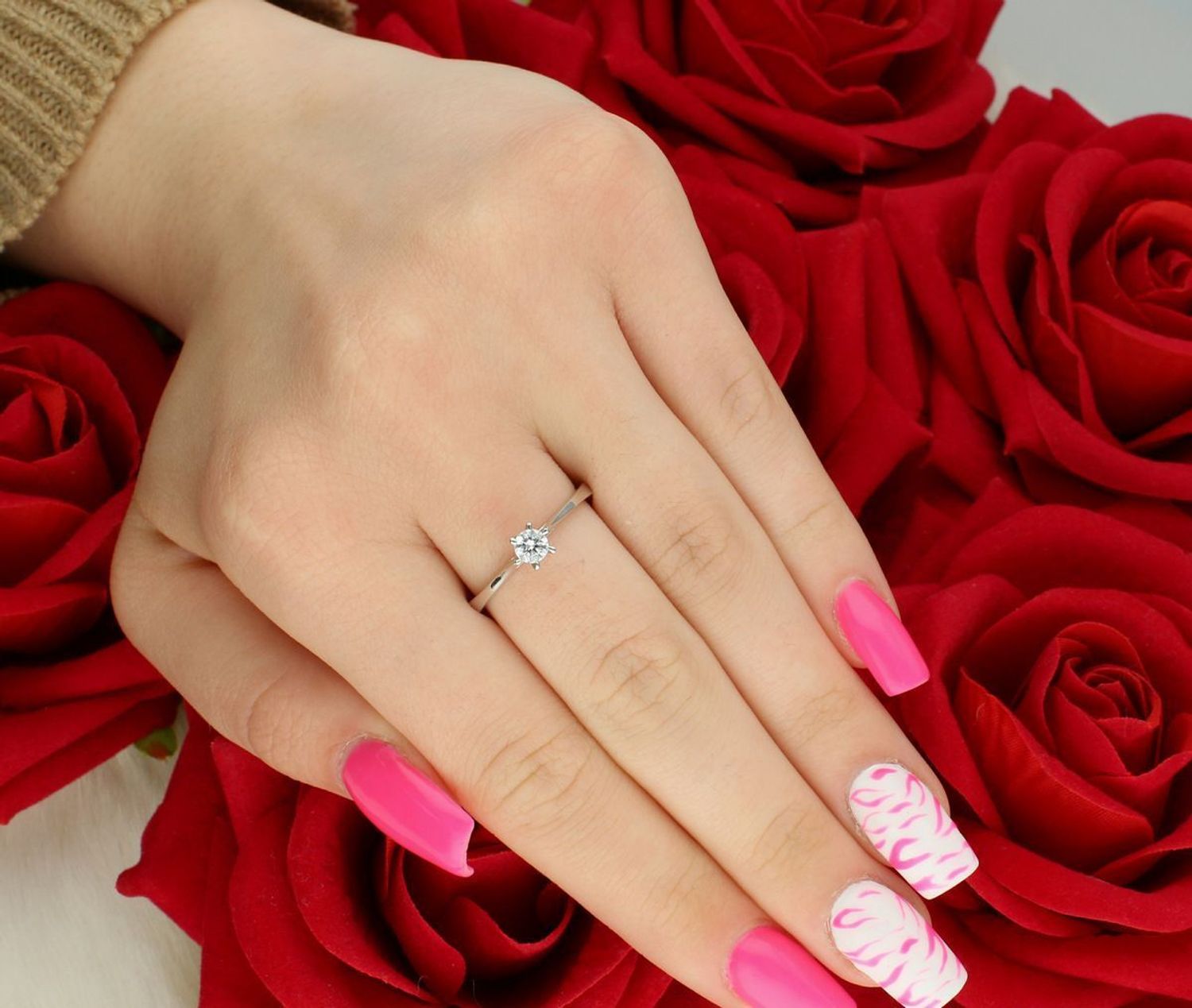 Pierścionek damski z białego złota próby 585 DIA-PRS-7965-585, zdobiony cyrkonią 5 mm. Waga 2,55 g, szerokość szyny 3 mm, rozmiar 16. Nowoczesna elegancja na każdą okazję.1.jpg