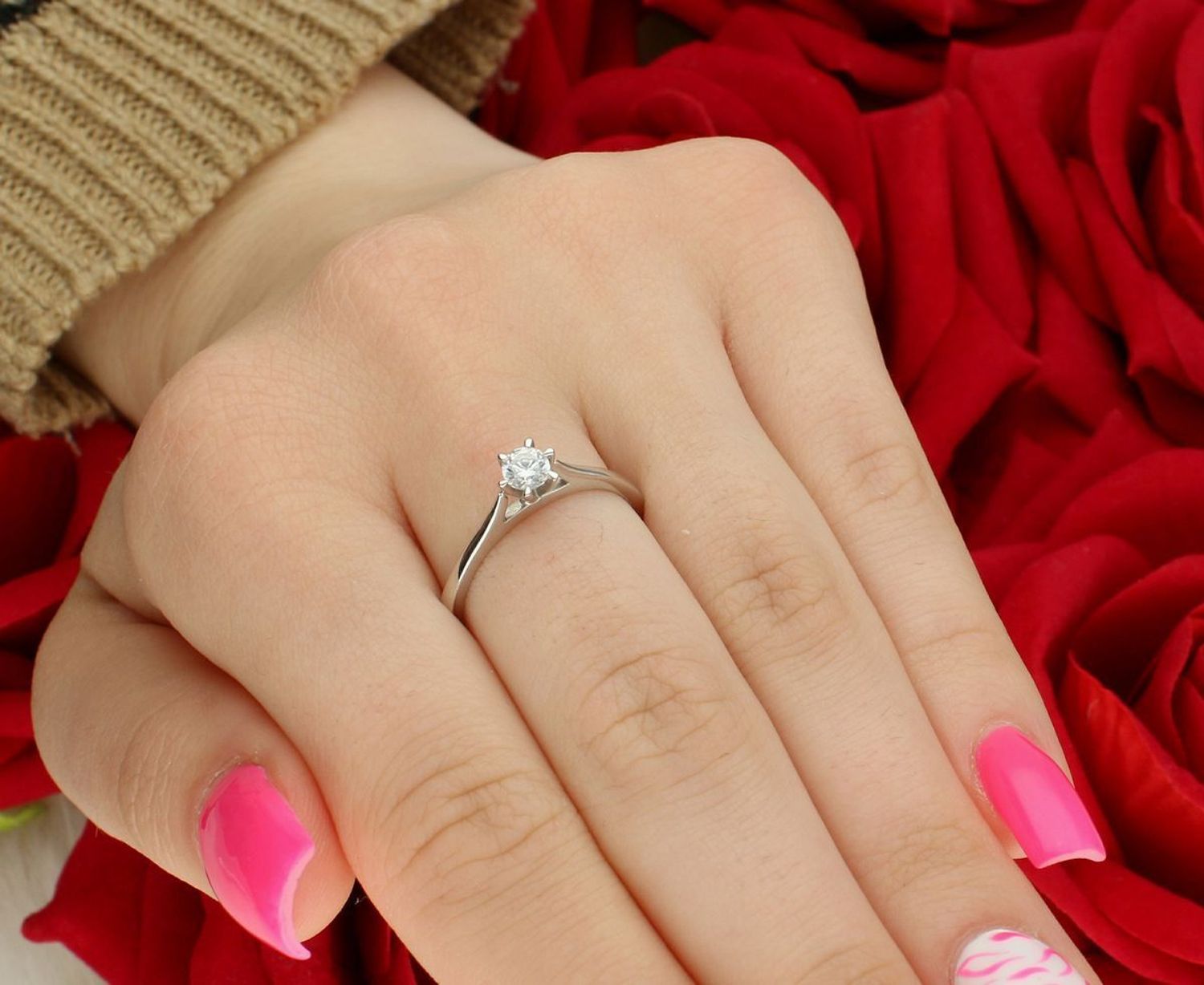 Pierścionek damski z białego złota próby 585 DIA-PRS-7965-585, zdobiony cyrkonią 5 mm. Waga 2,55 g, szerokość szyny 3 mm, rozmiar 16. Nowoczesna elegancja na każdą okazję.1.jpg