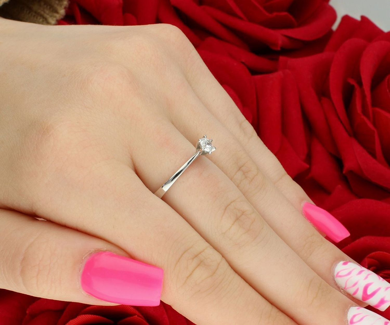 Pierścionek damski z białego złota próby 585 DIA-PRS-7965-585, zdobiony cyrkonią 5 mm. Waga 2,55 g, szerokość szyny 3 mm, rozmiar 16. Nowoczesna elegancja na każdą okazję.1.jpg