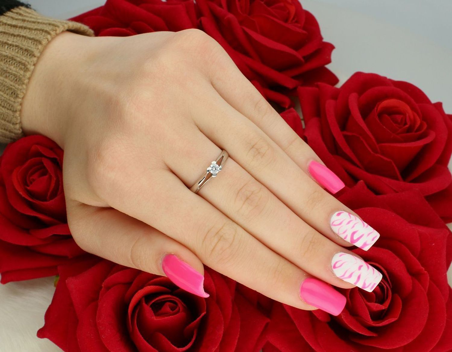 Elegancki pierścionek damski z białego złota próby 585 z cyrkonią 4x5 mm. Model DIA-PRS-7966-585, rozmiar 16, waga 2,29 g. Idealny jako prezent lub wyjątkowy dodatek.1.jpg