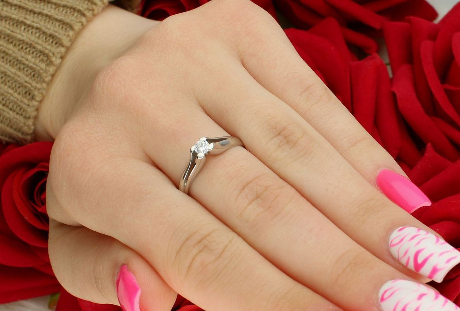 Elegancki pierścionek damski z białego złota próby 585 z cyrkonią 4x5 mm. Model DIA-PRS-7966-585, rozmiar 16, waga 2,29 g. Idealny jako prezent lub wyjątkowy dodatek.1.jpg