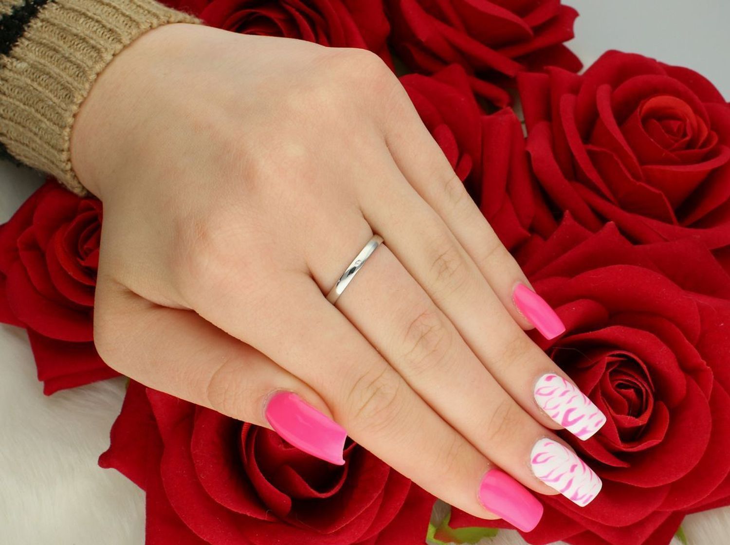 Elegancki pierścionek damski z białego złota próby 585 z cyrkonią 4x5 mm. Model DIA-PRS-7966-585, rozmiar 16, waga 2,29 g. Idealny jako prezent lub wyjątkowy dodatek.1.jpg