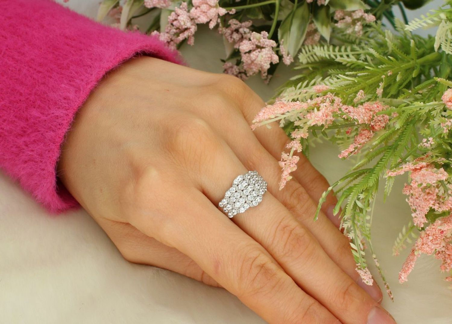 Pierścionek białe złoto 585 błyszczące cyrkonie DIA-PRS-7967-585 Klasyczny pierścionek doskonały na zaręczyny. Dodatek łączy w sobie symbolikę 1.jpg