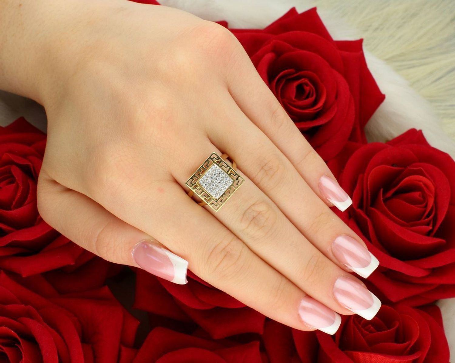 Pierścionek damski złoty 585 z kwadratowym greckim wzorem i białymi cyrkoniami. DIA-PRS-7968-585, rozmiar 16, waga 4,34 g – elegancja i styl w klasycznej formie.1.jpg