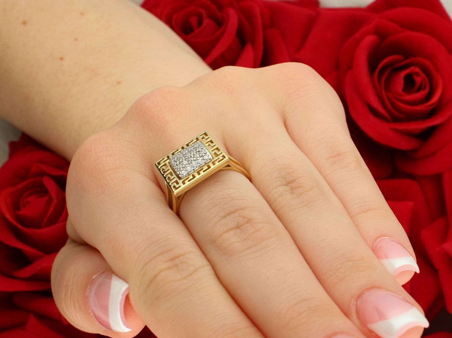 Pierścionek damski złoty 585 z kwadratowym greckim wzorem i białymi cyrkoniami. DIA-PRS-7968-585, rozmiar 16, waga 4,34 g – elegancja i styl w klasycznej formie.1.jpg