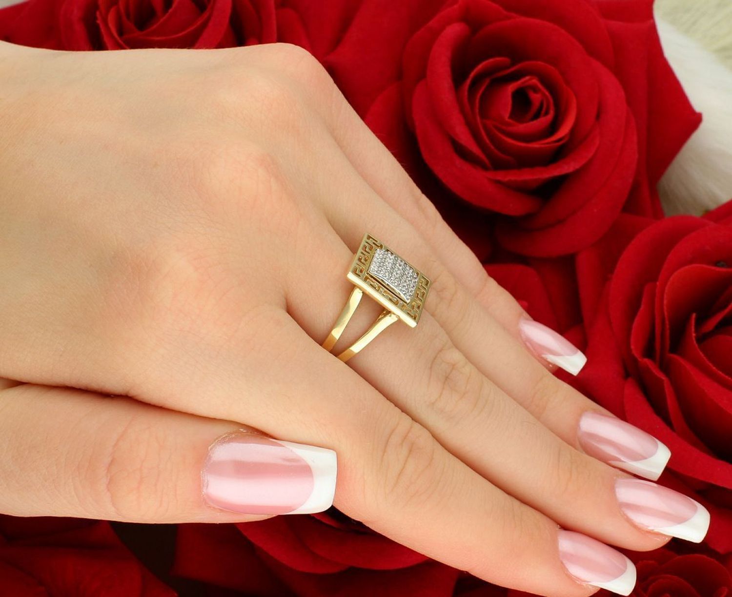 Pierścionek damski złoty 585 z kwadratowym greckim wzorem i białymi cyrkoniami. DIA-PRS-7968-585, rozmiar 16, waga 4,34 g – elegancja i styl w klasycznej formie.1.jpg