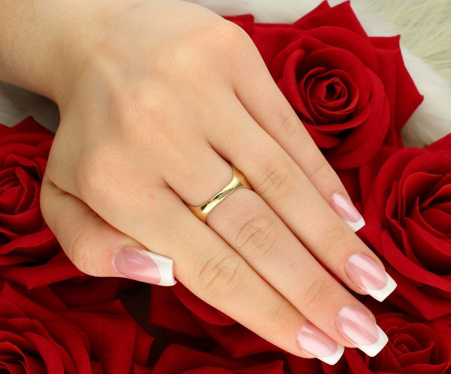 Pierścionek damski złoty 585 z kwadratowym greckim wzorem i białymi cyrkoniami. DIA-PRS-7968-585, rozmiar 16, waga 4,34 g – elegancja i styl w klasycznej formie.1.jpg