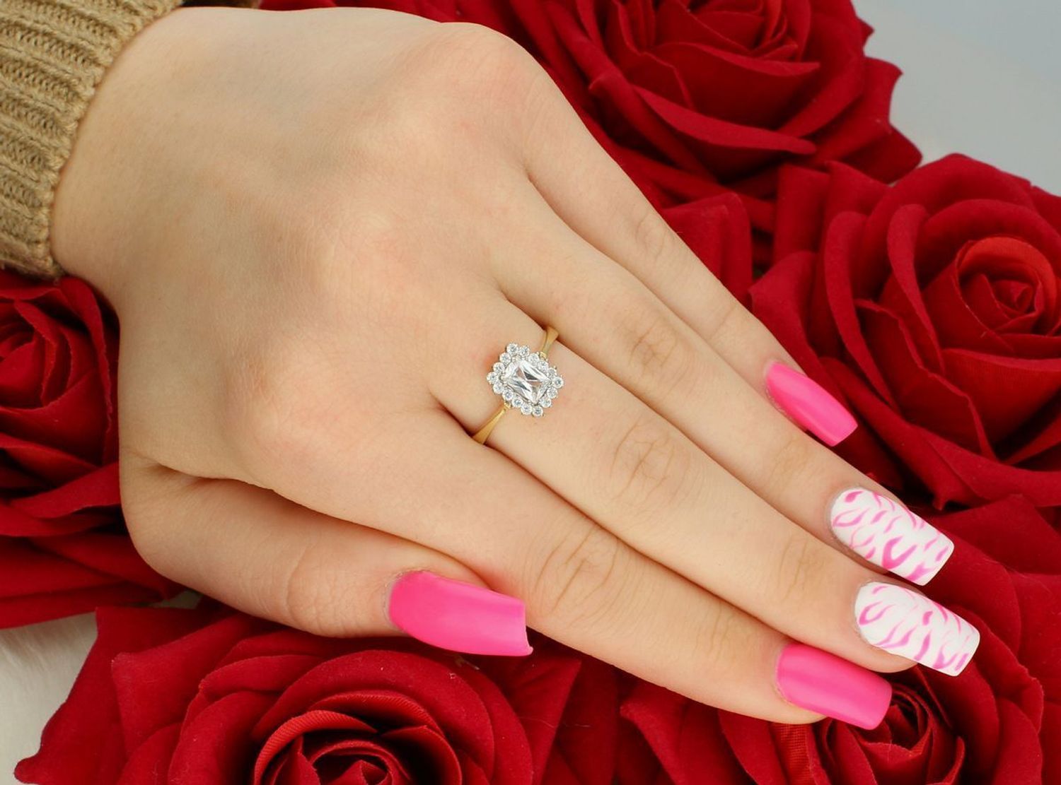 Złoty pierścionek damski z prostokątnym wzorem z cyrkoniami DIA-PRS-7969-585  Próba 585  2,50 g  Rozmiar 16.jpg