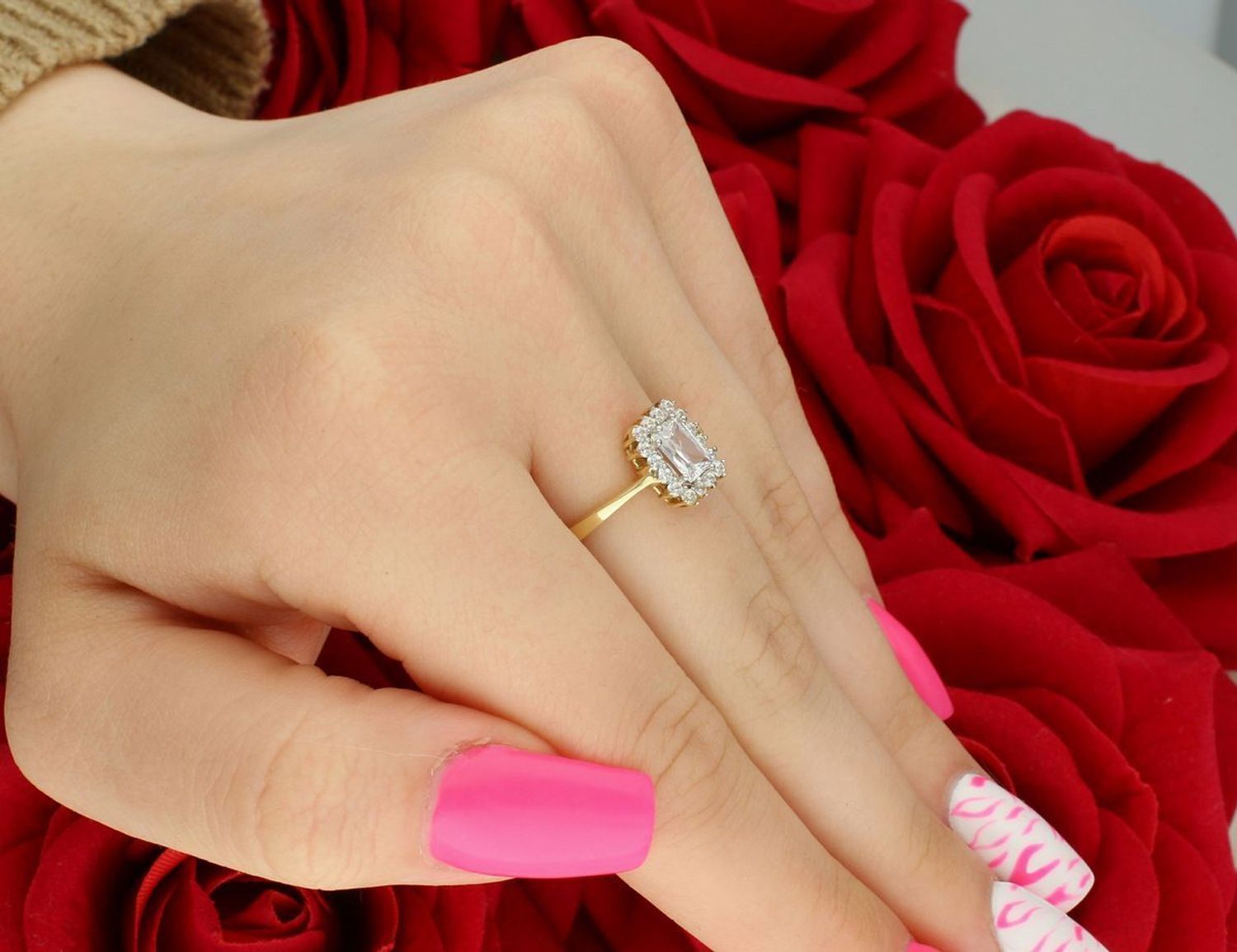 Złoty pierścionek damski z prostokątnym wzorem z cyrkoniami DIA-PRS-7969-585  Próba 585  2,50 g  Rozmiar 16.jpg