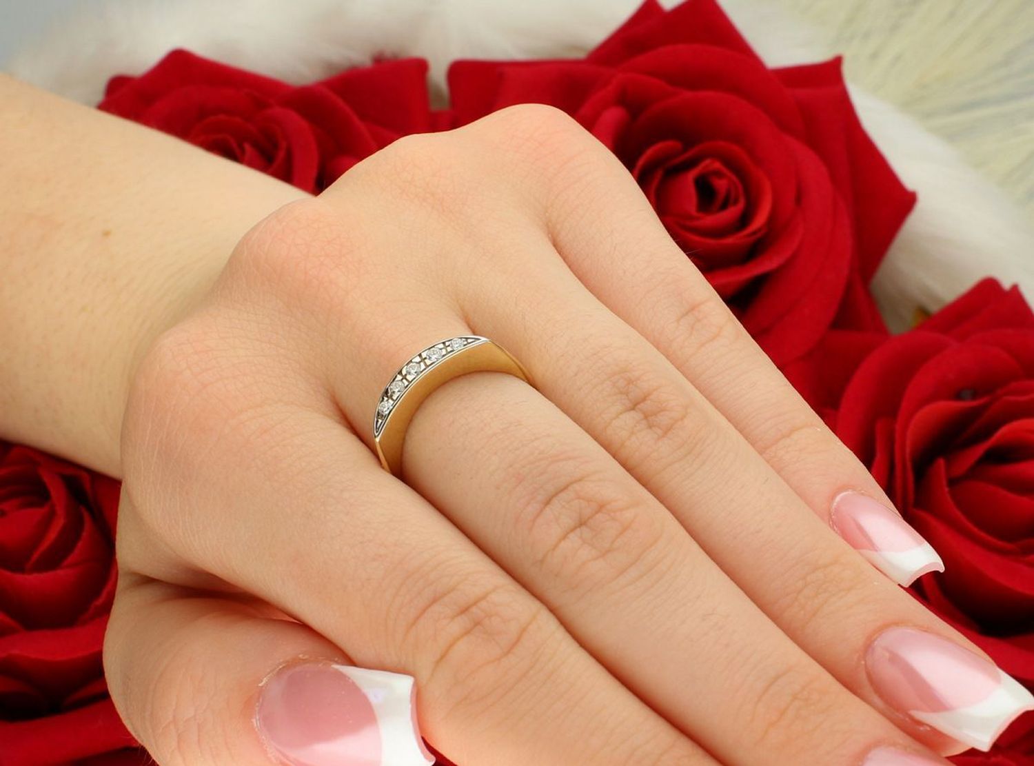 Złoty pierścionek geometryczny DIA-PRS-7970-585 z białymi cyrkoniami. Próba 585, waga 3,02 g, rozmiar 16. Elegancka biżuteria dla kobiet ceniących nowoczesny styl.1.jpg