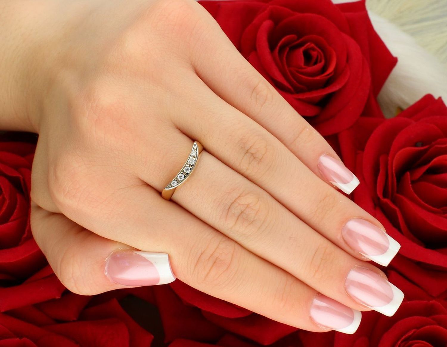 Złoty pierścionek geometryczny DIA-PRS-7970-585 z białymi cyrkoniami. Próba 585, waga 3,02 g, rozmiar 16. Elegancka biżuteria dla kobiet ceniących nowoczesny styl.1.jpg