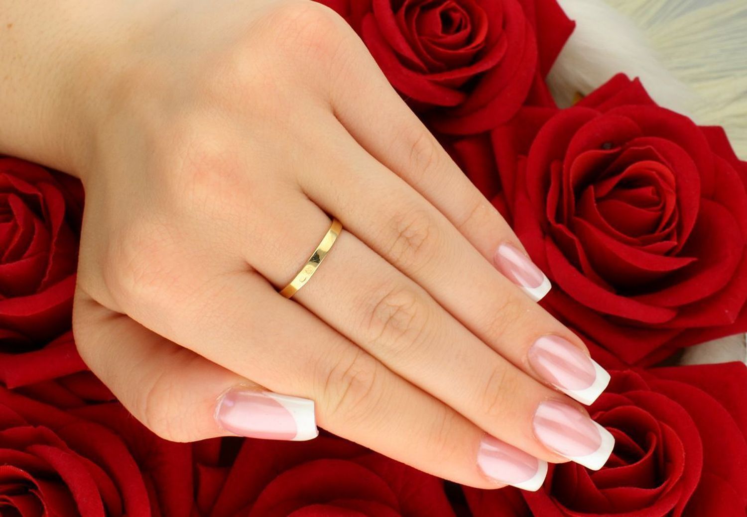 Złoty pierścionek geometryczny DIA-PRS-7970-585 z białymi cyrkoniami. Próba 585, waga 3,02 g, rozmiar 16. Elegancka biżuteria dla kobiet ceniących nowoczesny styl.1.jpg